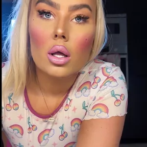 @blondiemakeupdoll